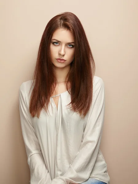 Retrato de joven hermosa chica con cabello castaño . —  Fotos de Stock