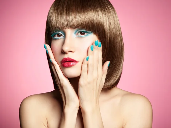 Foto de moda de mulher bonita no fundo rosa . — Fotografia de Stock