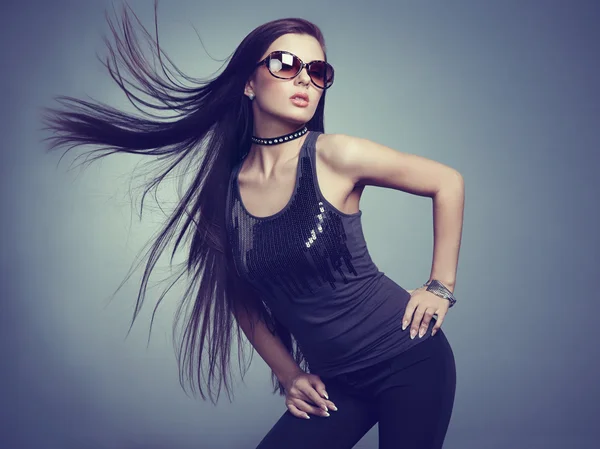 genç kız güzel Güneş gözlükleri.