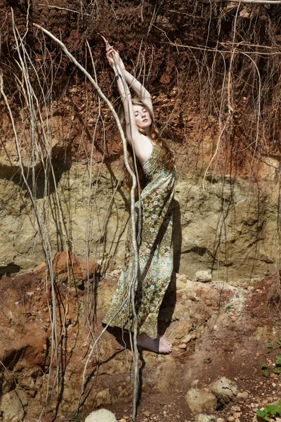 Hermosa mujer posando al aire libre — Foto de Stock
