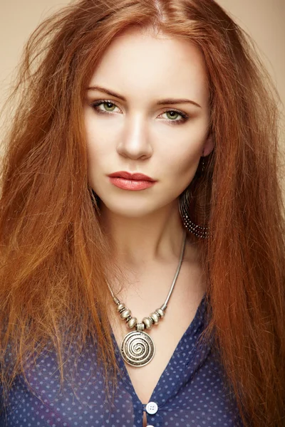 Glamour retrato de mujer hermosa — Foto de Stock