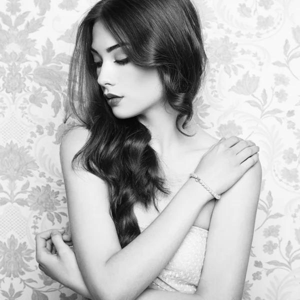 siyah-beyaz dalgalı saçlı genç güzel kız portresi