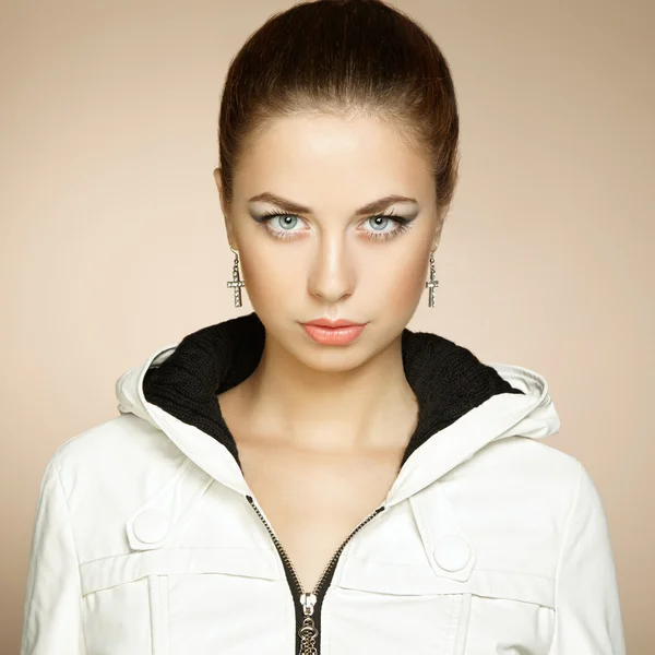 Portret van jonge mooi meisje met bruin haar. — Stockfoto