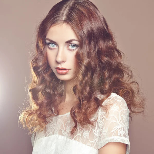 Retrato de glamour de modelo de mujer hermosa con maquillaje fresco y — Foto de Stock