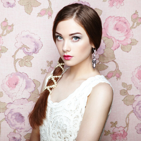 Портрет молодой красивой девушки с каштановыми волосами
.