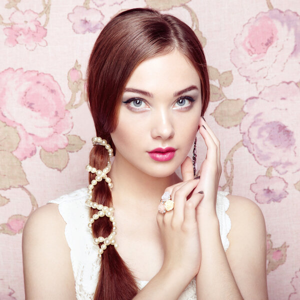 Портрет молодой красивой девушки с каштановыми волосами
.