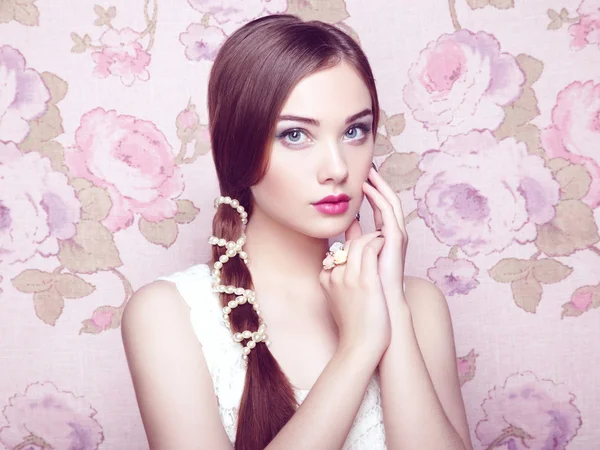 Portrait of young beautiful girl with brown hair. — Stock Photo, Image