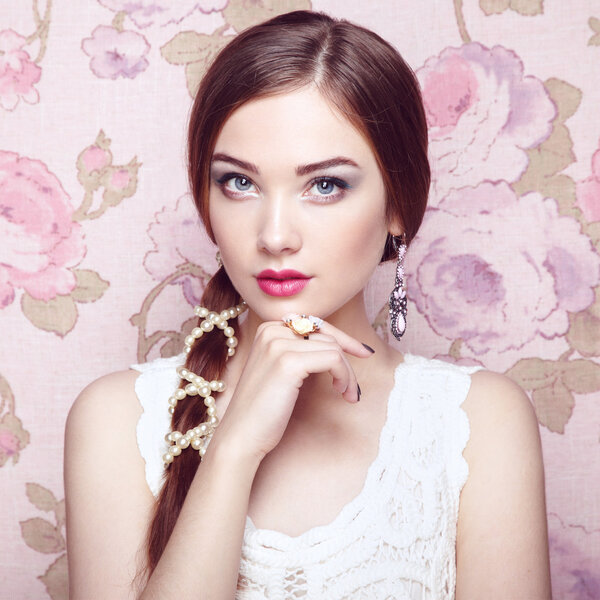 Портрет молодой красивой девушки с каштановыми волосами
.