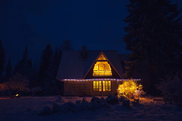 Cute Urządzone Vintage Dom Wsi Środku Lasu Nocy Spokojna Wigilia — Zdjęcie stockowe