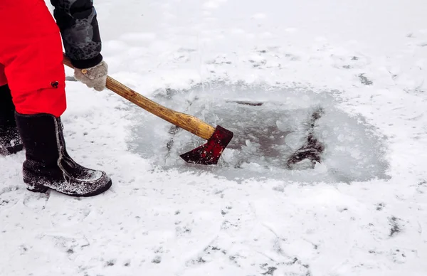 Femme Personne Faisant Trou Glace Avec Une Hache Hiver Pour — Photo