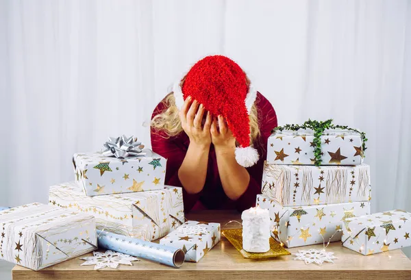 Mujer Irreconocible Ama Casa Cansada Envolver Regalos Navidad Casa Montones — Foto de Stock