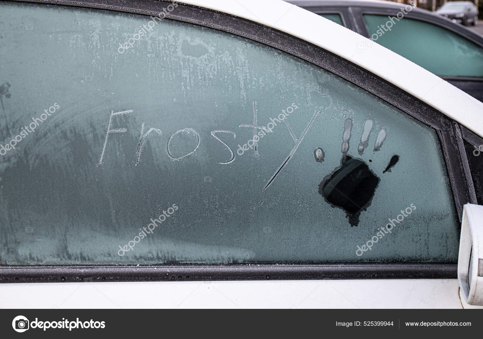 Die Seitenscheibe Des Autos Ist Winter Mit Eisigem Raureif Überzogen -  Stockfotografie: lizenzfreie Fotos © FotoHelin 525399944