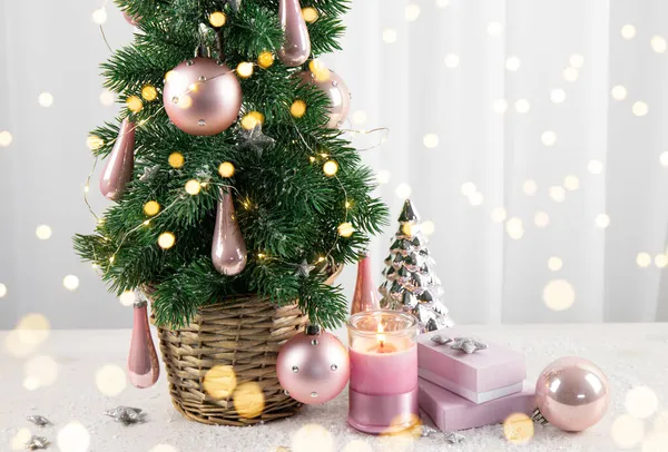 現代のパステルピンクの色の泡の装飾ピンクの贈り物やキャンドル燃焼と 自宅のリビングルームでクリスマスツリーにかかっています パステルピンクのスタイルクリスマスのコンセプト — ストック写真