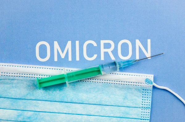 Coronavirus Covid Mutáció Omicron Koncepció Orvosi Maszk Fecskendő Szöveg Omicron — Stock Fotó