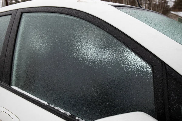 Warstwa Lodowego Deszczu Pokrywająca Szybę Samochodu Mroźny Zimowy Dzień Zewnątrz — Zdjęcie stockowe