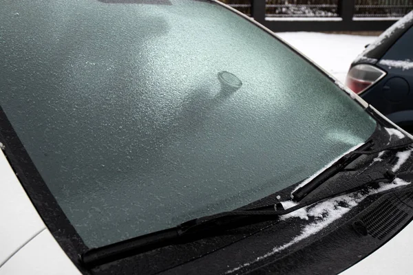 Jégréteg Eső Borítja Autó Üveg Ablak Hideg Téli Napon Szabadban — Stock Fotó