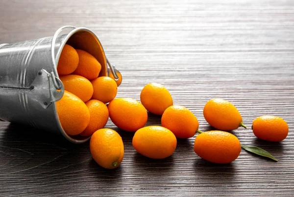 Kumquats Cumquats Citrus Japonica Dentro Cubo Zinc Sobre Fondo Tabla — Foto de Stock