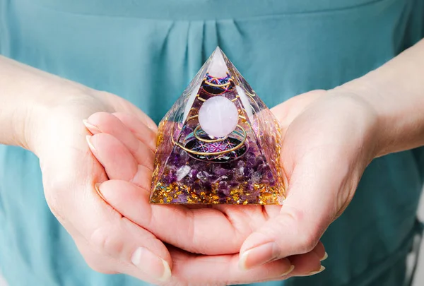 Vista Perto Das Mãos Mulher Segurando Usando Orgonita Pirâmide Orgone — Fotografia de Stock