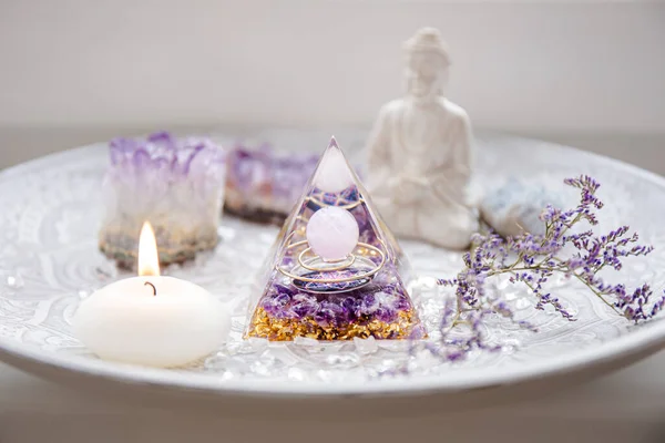 Orgonite ya da Orgone Piramidinin olduğu küçük bir sunak. Negatif enerjiyi pozitif enerjiye çevirmek ve iyileştirme gücüne sahip olmak.