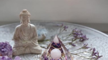 Orgonite ya da Orgone Piramidinin olduğu küçük bir sunak. Negatif enerjiyi pozitif enerjiye çevirmek ve iyileştirme gücüne sahip olmak.