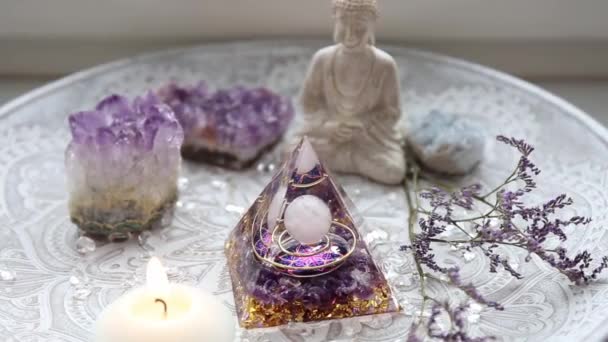 Liten Altare Med Orgonite Eller Orgone Pyramid Heminredning Omvandla Negativ — Stockvideo