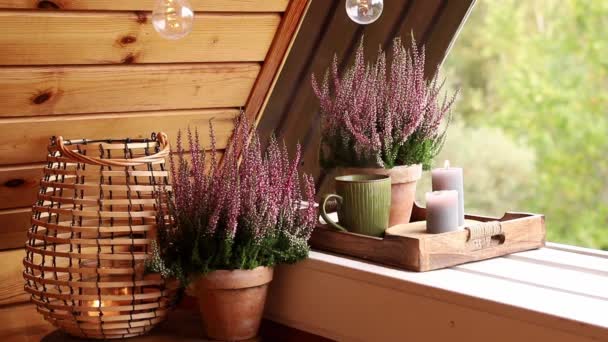 Mały Naturalny Kolor Drewniany Balkon Kabiny Kwiatami Wrzosu Płomień Świecy — Wideo stockowe