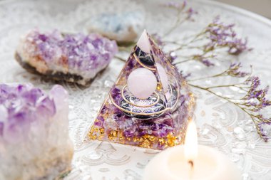 Orgonite ya da Orgone Piramidinin olduğu küçük bir sunak. Negatif enerjiyi pozitif enerjiye çevirmek ve iyileştirme gücüne sahip olmak.