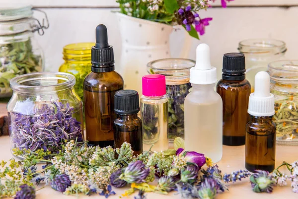 Grande Grupo Diferentes Garrafas Óleo Essencial Mesa Decorado Com Flores — Fotografia de Stock