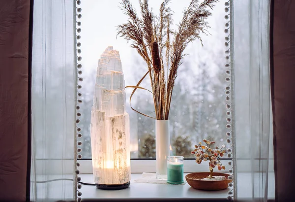 Raue Große Selenitkristall Turmlampe Die Auf Der Fensterbank Hause Beleuchtet — Stockfoto