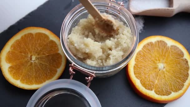 Hausgemachtes Zucker Körperpeeling Glas Dekoriert Mit Frischen Orangenscheiben Und Holzlöffel — Stockvideo