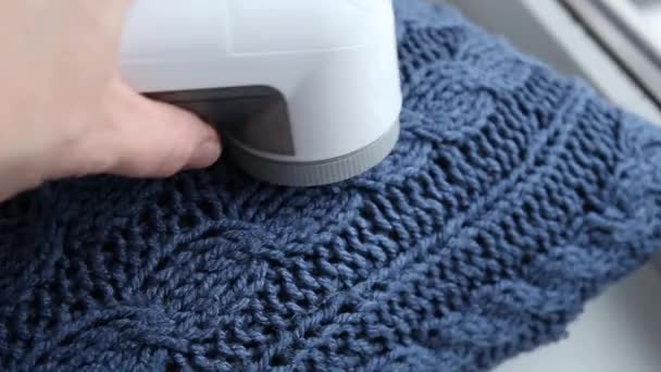 Entfernen Von Rasierfussel Fussel Aus Blauem Wollmantel Pullover Wollkleidung Beibehalten — Stockvideo
