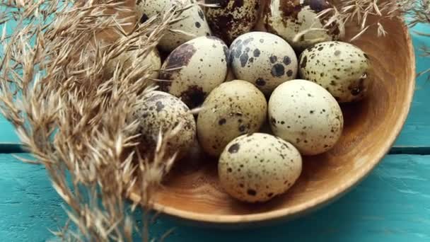 Heap Quail Eieren Natuurlijke Kleur Houten Kom Binnenshuis Houten Bord — Stockvideo