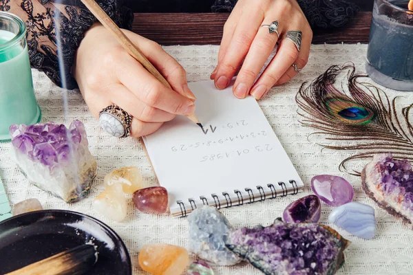 Bovenaanzicht Van Vrouw Handen Doen Wiskunde Berekenen Life Path Nummer — Stockfoto