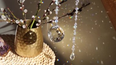 Yuvarlak top şekilli kristal gökkuşağı üreticisi güneş yakalayıcısının Orgonite ya da Orgone Piramidi ile evde asılı olmasına özen gösterin. İyi Feng Shui, Sha Chi yansıması, enerji akışı konsepti. 