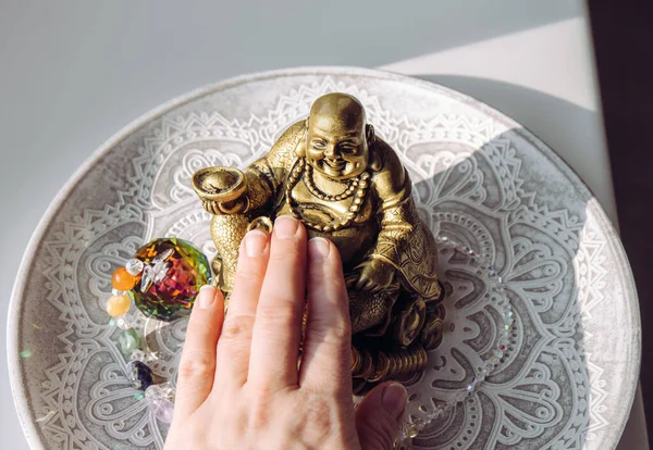 Persoană Mână Frecarea Mic Auriu Râzând Buddha Figurina Burtă Credea — Fotografie, imagine de stoc