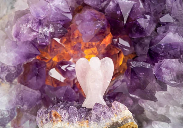 Rosenquarzengelform Gegen Amethyst Geode Drinnen Studioaufnahme Schutzengel Konzept Kopierraum — Stockfoto