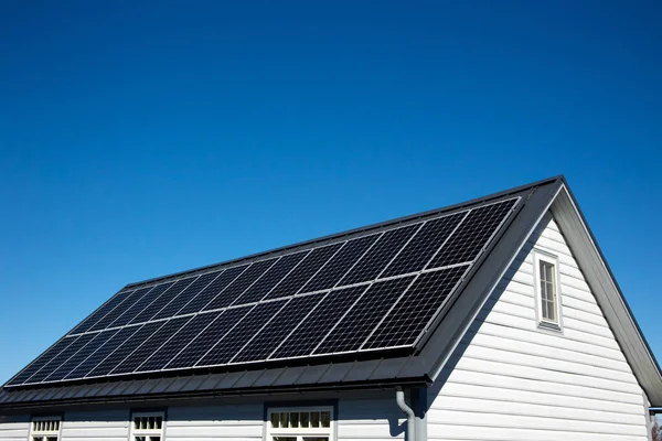 Solpaneler Lille Træ Bord Hus Tag Bæredygtig Energi Koncept Masser - Stock-foto