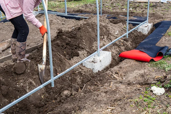 Woman Gardener Building Base Greenhouse Outdoors Spring — Fotografia de Stock