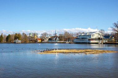 Estonya, Avrupa 'da popüler tatil beldesi Haapsalu' da bahar başlarında gezinti.