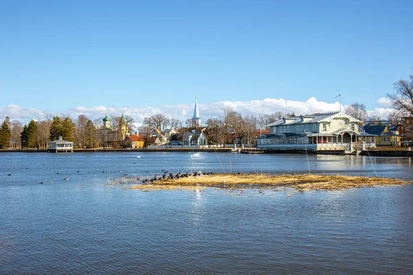 Estonya, Avrupa 'da popüler tatil beldesi Haapsalu' da bahar başlarında gezinti.