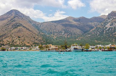 Yunanistan, Avrupa 'daki Girit adasında Elounta ya da Elouda olarak da bilinir. Denizden görüldü. 2022 Yazı.
