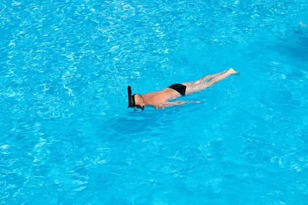 Homem Adulto Snorkeling Água Azul Clara Dia Ensolarado Conceito Atividade — Fotografia de Stock