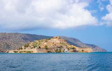 Elounda, Girit, Yunanistan: 13Haziran 2022. Girit 'teki Spinalonga Adası, Eloundas tarafından denizden görülmüş. Adada güneş parlıyor.