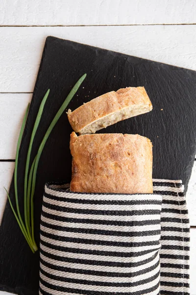 Плоский Вигляд Свіжоспечений Домашній Пшеничний Хліб Борошна Дошці Подачі Чорному — стокове фото