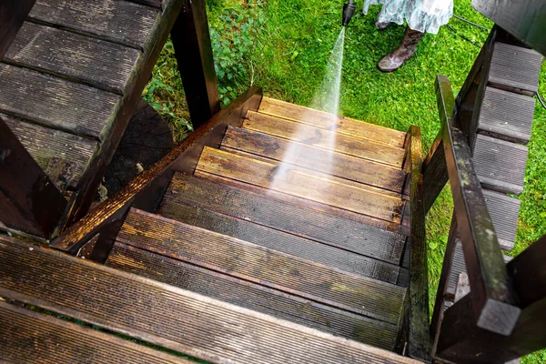 Close View Using Pressure Washer Clean Impregnated Wood Terrace Stairs — Stock Photo, Image