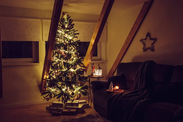 Μινιμαλιστικό Σαλόνι Την Παραμονή Των Χριστουγέννων Διακοσμημένο Χριστουγεννιάτικο Δέντρο Στη — Φωτογραφία Αρχείου