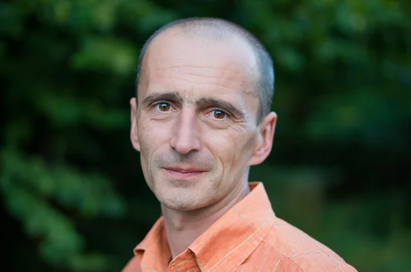 gülümseyen adam portresi