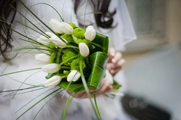 Sposa tenuta bouquet da sposa — Foto Stock