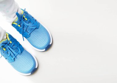 mavi spor ayakkabılar üstte