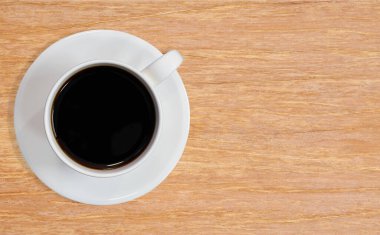 Kahve fincanı ahşap manzaralı.